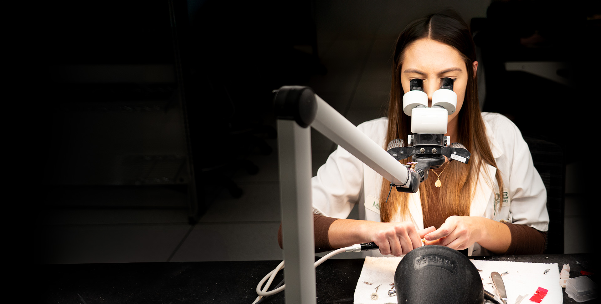 Técnico dental trabajando en corona de zirconio